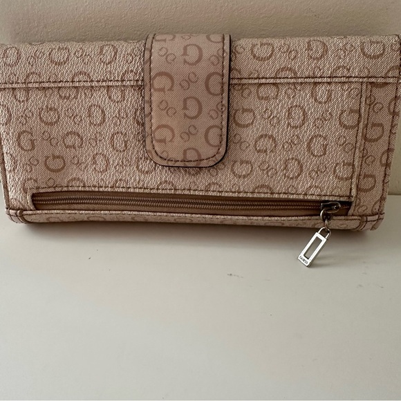Guess pink trifold wallet - Picture 3 of 11